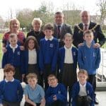 Ysgol gynradd yn cael taith gan y Maer