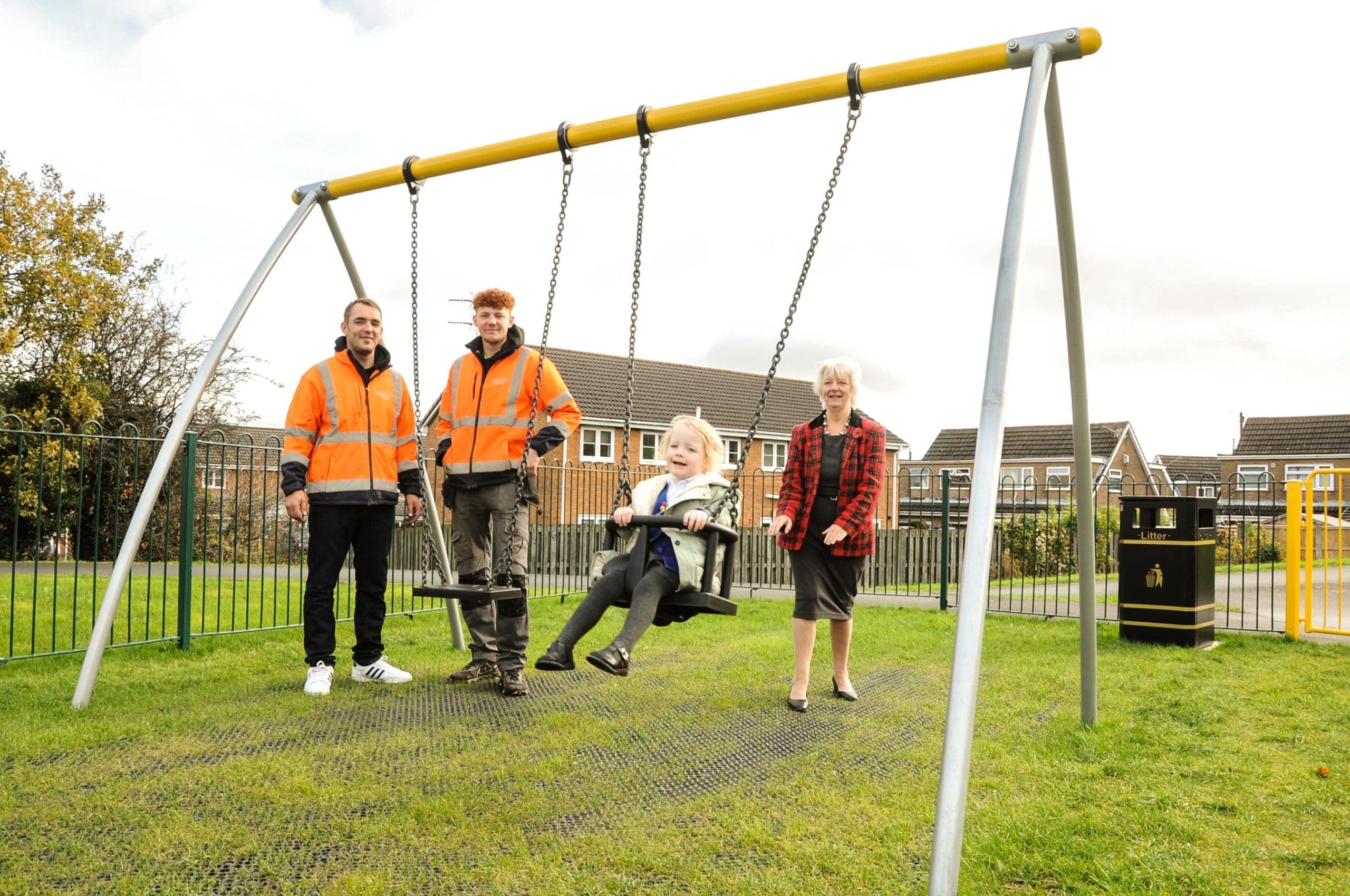 Dathliadau wrth i faes chwarae newydd agor ym Mhentre Broughton