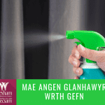 Mae angen glanhawyr