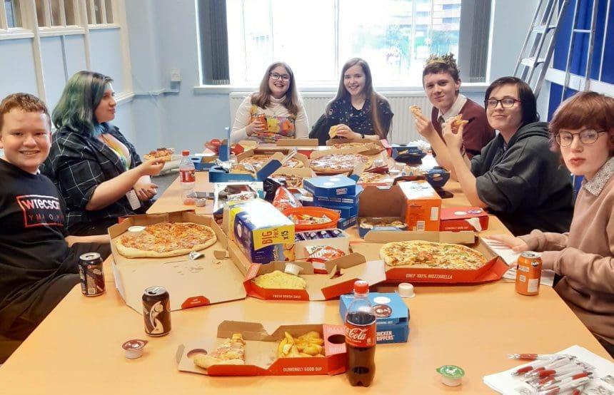 Senedd members eating pizza