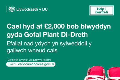 Teuluoedd yn cael eu hannog i roi hwb i’w cyllid â Gofal Plant sy’n Rhydd o Dreth ar drothwy blwyddyn ysgol newydd