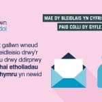 Eiconau lliwgar yn cynrychioli darn o bapur mewn amlen ac amlinell o ddau berson. Testun yn nodi “Mae sut rydym yn gwneud cais i bleidleisio drwy’r post neu drwy ddirprwy mewn rhai etholiadau yng Nghymru yn newid”.