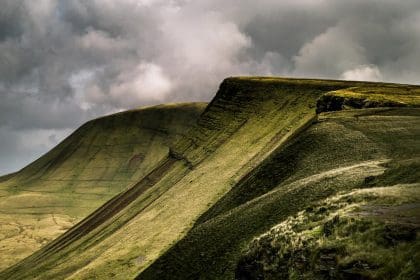 Tirluniau syfrdanol Cymru i’w dathlu mewn dwy arddangosfa newydd