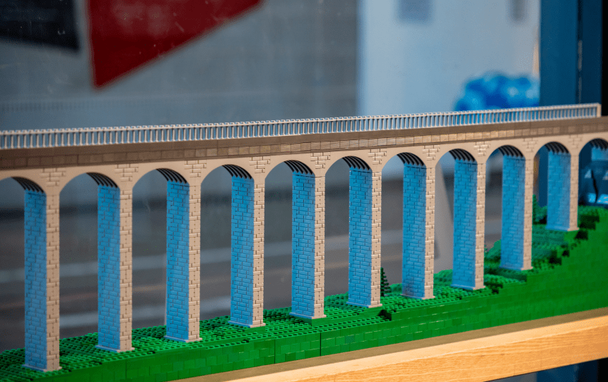 Wrecsam yn datgelu model Dyfrbont Pontcysyllte LEGO ac yn ymgyrchu i gael 10,000 o bleidleisiau